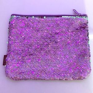 i’m selling a beautiful purse that is fun and cool